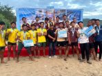 Pertandingan atlet dalam turnamen Pacitan Beach Kabaddi Open 2026 di Pantai Pancer Door.