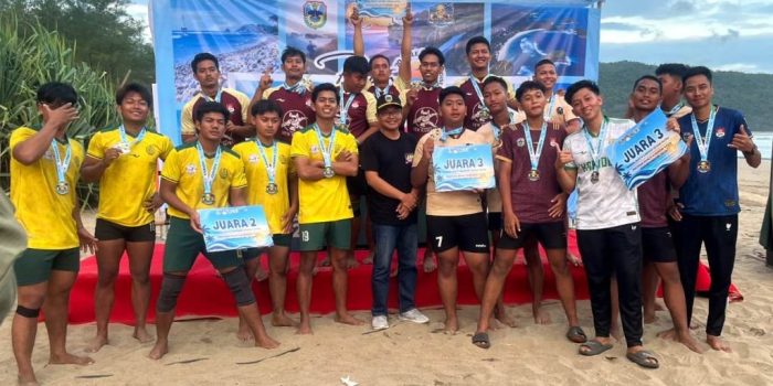 Pertandingan atlet dalam turnamen Pacitan Beach Kabaddi Open 2026 di Pantai Pancer Door.