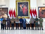 Wakil Menteri Dalam Negeri Bima Arya Sugiarto berfoto bersama Ketua DPRD Pacitan dan Forkopimda di depan lukisan SBY dan Ani Yudhoyono di Museum SBY-Ani, Pacitan.