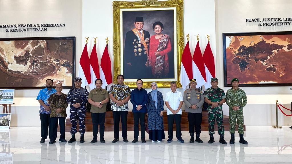 Wakil Menteri Dalam Negeri Bima Arya Sugiarto berfoto bersama Ketua DPRD Pacitan dan Forkopimda di depan lukisan SBY dan Ani Yudhoyono di Museum SBY-Ani, Pacitan.