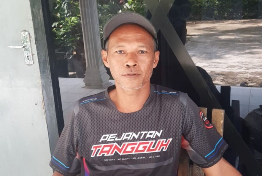 Wartawan mewawancarai Kepala Dusun Ploso Eko Heriyanto terkait kasus penyiraman air keras di Ngadirojo Pacitan.