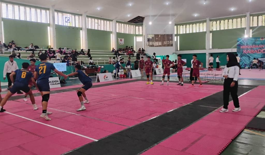 Aksi atlet putra Kabaddi Pacitan saat melakukan serangan atau raid menembus pertahanan tim Kota Surabaya dalam babak final Kejurprov Jatim 2026 di Gelanggang Remaja Surabaya.