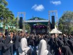 Penampilan Ajeng Febria di panggung Farewell Party dan Dies Natalis ke-15 SMKN Pringkuku yang dihadiri ratusan siswa.