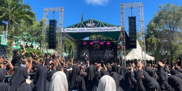 Penampilan Ajeng Febria di panggung Farewell Party dan Dies Natalis ke-15 SMKN Pringkuku yang dihadiri ratusan siswa.