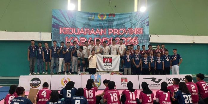 Tim Kontingen Kabaddi FOKSI Pacitan foto bersama raihan medali perak dan perunggu Kejurprov Jatim 2026 di Surabaya.