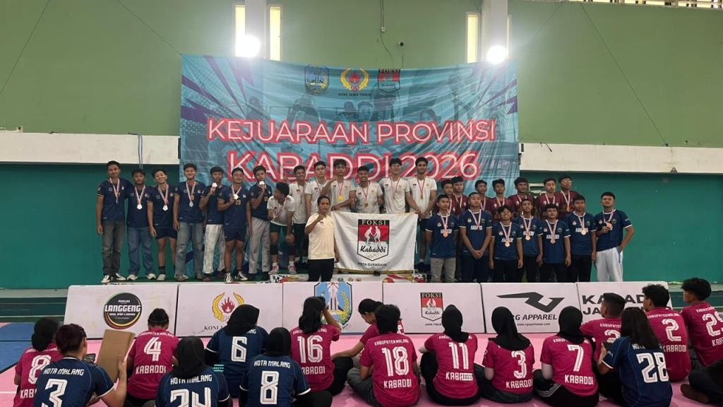 Tim Kontingen Kabaddi FOKSI Pacitan foto bersama raihan medali perak dan perunggu Kejurprov Jatim 2026 di Surabaya.