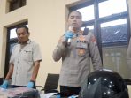 Kapolres Pacitan AKBP Ayub Diponegoro Azhar memberikan keterangan pers saat rilis kasus penangkapan pelaku penyiraman air keras terhadap pedagang tempe di Ngadirojo.