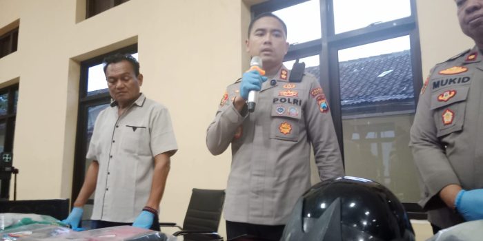 Kapolres Pacitan AKBP Ayub Diponegoro Azhar memberikan keterangan pers saat rilis kasus penangkapan pelaku penyiraman air keras terhadap pedagang tempe di Ngadirojo.