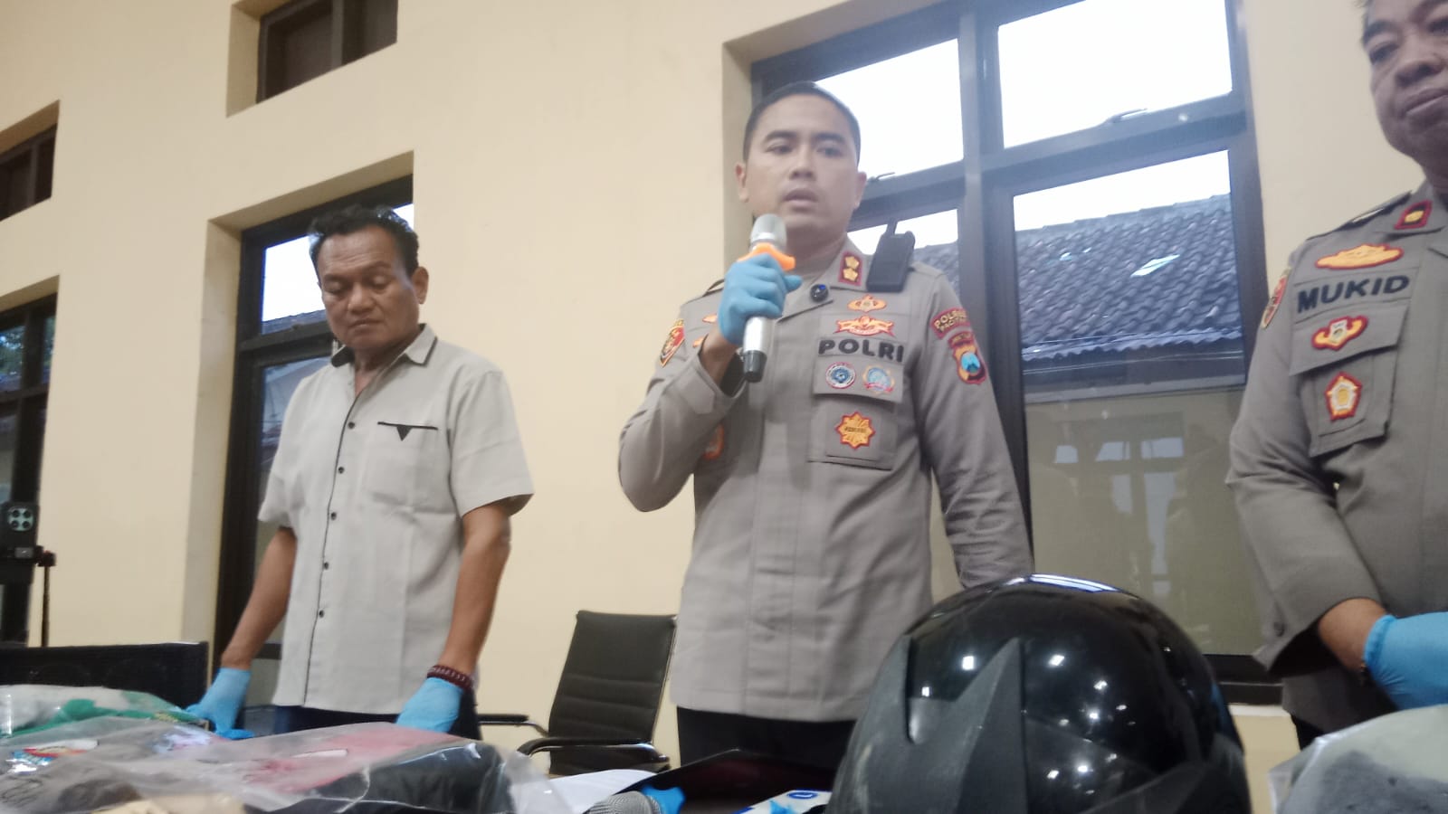 Kapolres Pacitan AKBP Ayub Diponegoro Azhar memberikan keterangan pers saat rilis kasus penangkapan pelaku penyiraman air keras terhadap pedagang tempe di Ngadirojo.