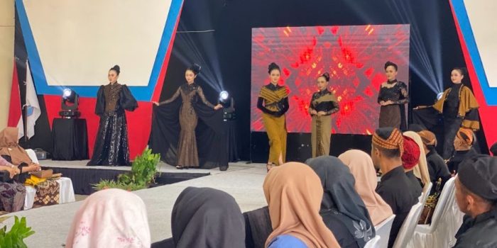 Kemeriahan puncak acara Dies Natalis ke-15 SMKN Pringkuku Pacitan yang menampilkan kreativitas seni dan pameran inovasi produk siswa.