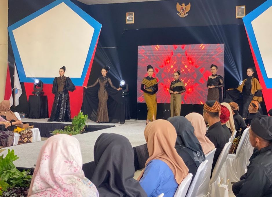 Kemeriahan puncak acara Dies Natalis ke-15 SMKN Pringkuku Pacitan yang menampilkan kreativitas seni dan pameran inovasi produk siswa.