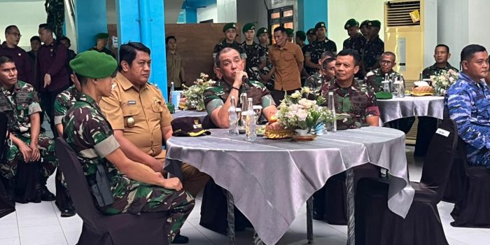 Pangdam V Brawijaya Mayjen TNI Rudy Saladin saat memberikan arahan kepada prajurit Yonif TP 934 SBY di Pacitan.