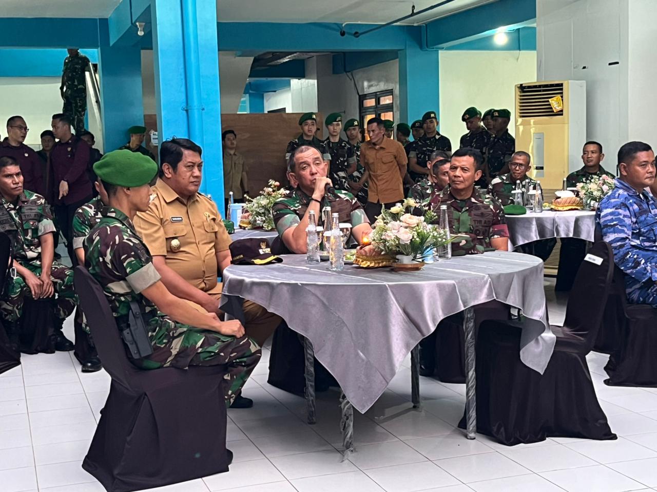 Pangdam V Brawijaya Mayjen TNI Rudy Saladin saat memberikan arahan kepada prajurit Yonif TP 934 SBY di Pacitan.