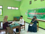 Siswa MI Jatimalang mengikuti ujian munaqosyah di depan penguji dari Pondok Tremas