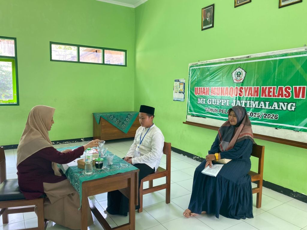munaqosyah-mi-jatimalang-penguji-pondok-tremas Siswa MI Jatimalang mengikuti ujian munaqosyah di depan penguji dari Pondok Tremas