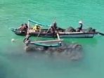 Proses evakuasi dua pelajar Pacitan tercebur laut di Watu Tumpuk oleh nelayan dan petugas