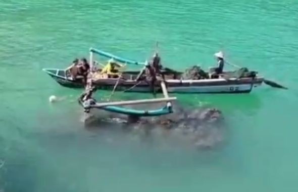 Proses evakuasi dua pelajar Pacitan tercebur laut di Watu Tumpuk oleh nelayan dan petugas