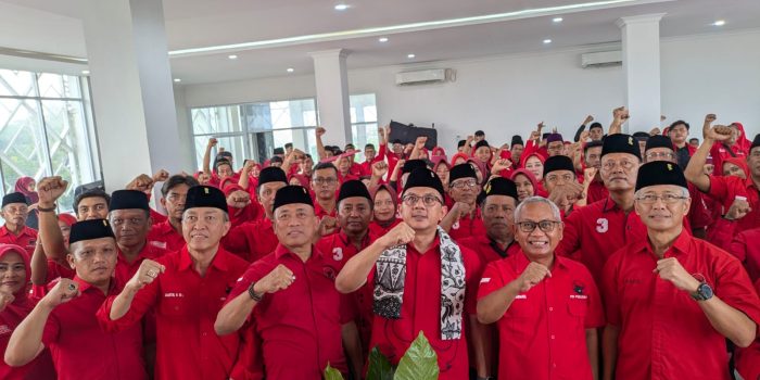 Prosesi pelantikan 12 pengurus PAC PDI Perjuangan Kabupaten Pacitan periode 2026-2031 di Kantor DPC PDIP Pacitan.