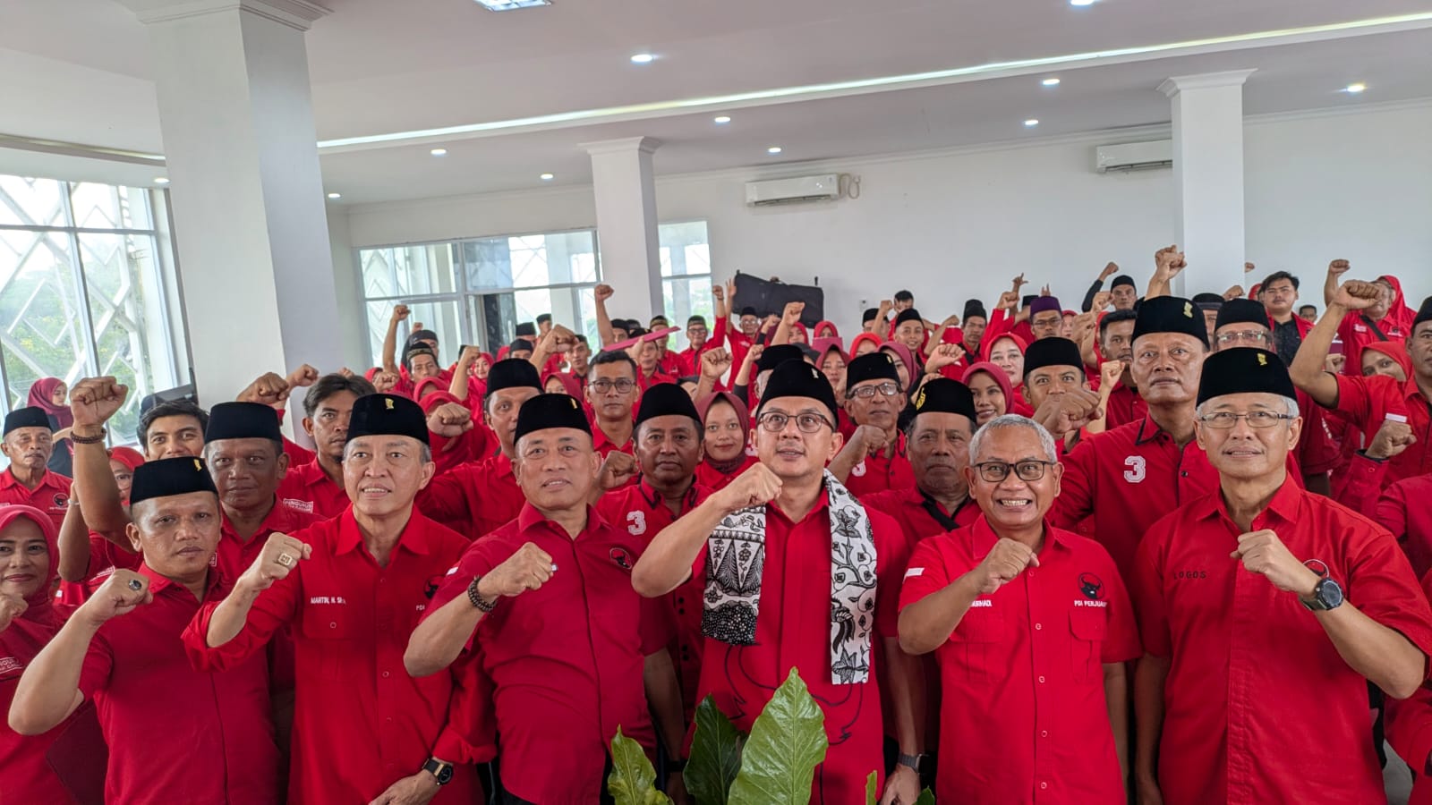 Prosesi pelantikan 12 pengurus PAC PDI Perjuangan Kabupaten Pacitan periode 2026-2031 di Kantor DPC PDIP Pacitan.