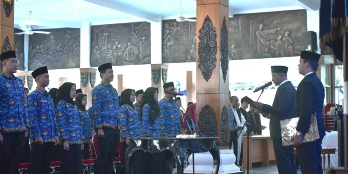 Bupati Pacitan Indrata Nur Bayuaji saat melantik dan mengambil sumpah jabatan 88 PNS Pacitan di Pendopo Kabupaten.