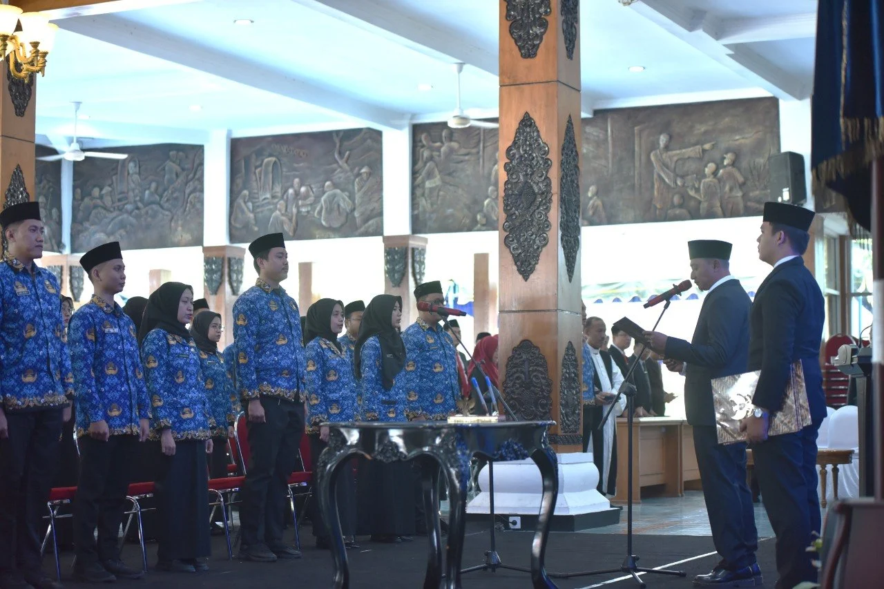 Bupati Pacitan Indrata Nur Bayuaji saat melantik dan mengambil sumpah jabatan 88 PNS Pacitan di Pendopo Kabupaten.