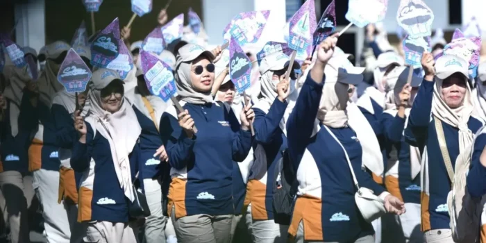 Defile peserta saat pembukaan Porseni SD dan SMP Kabupaten Pacitan 2026 di Pendopo Kabupaten.