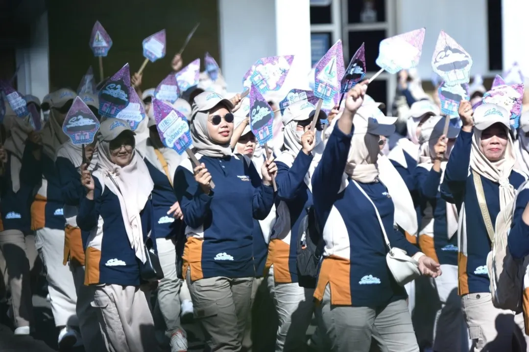 Defile peserta saat pembukaan Porseni SD dan SMP Kabupaten Pacitan 2026 di Pendopo Kabupaten.