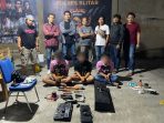 Anggota Satreskrim Polres Pacitan mengamankan tersangka pencurian audio masjid dan barang bukti mobil putih saat penangkapan di Kabupaten Blitar.