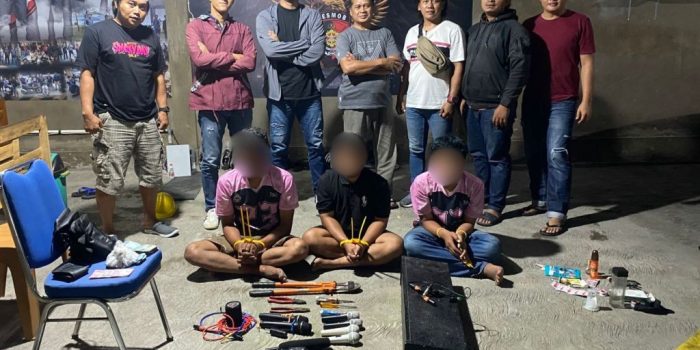 Anggota Satreskrim Polres Pacitan mengamankan tersangka pencurian audio masjid dan barang bukti mobil putih saat penangkapan di Kabupaten Blitar.