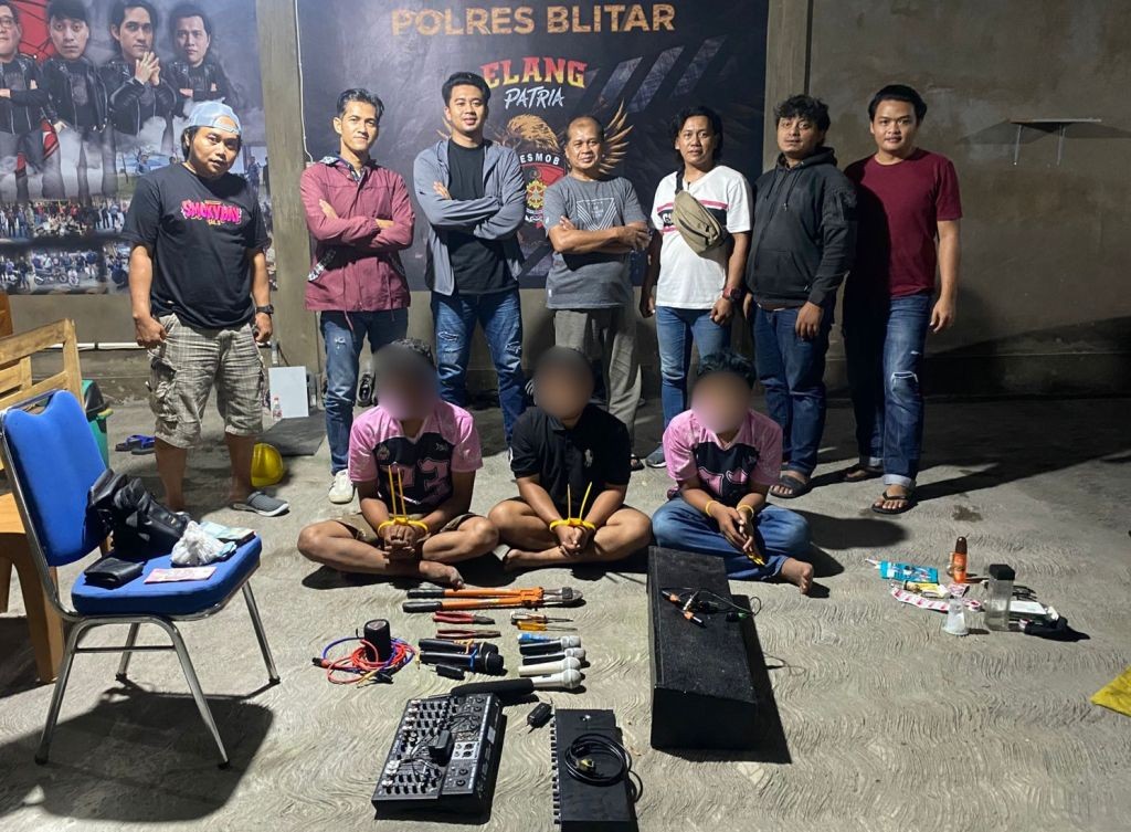 penangkapan-maling-audio-masjid-pacitan-di-blitar Anggota Satreskrim Polres Pacitan mengamankan tersangka pencurian audio masjid dan barang bukti mobil putih saat penangkapan di Kabupaten Blitar.