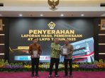 Bupati Pacitan Indrata Nur Bayuaji dan Ketua DPRD Arif Setia Budi menerima piagam opini WTP ke-15 dari Kepala BPK Perwakilan Jatim Yuan Candra Djaisin di Sidoarjo.