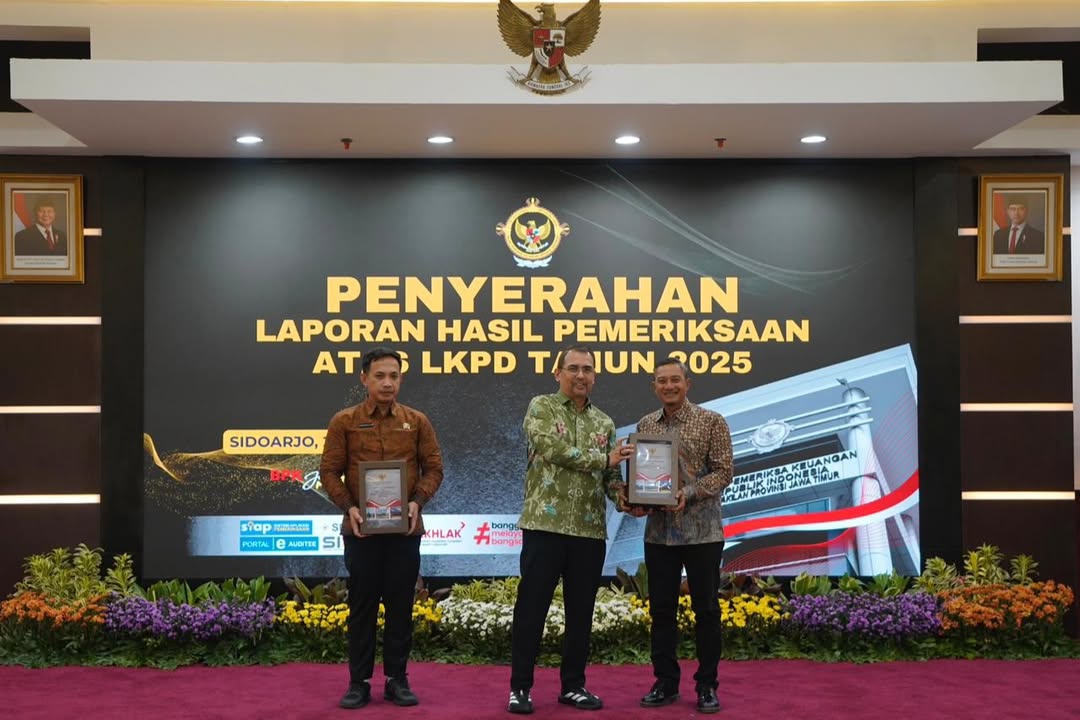Bupati Pacitan Indrata Nur Bayuaji dan Ketua DPRD Arif Setia Budi menerima piagam opini WTP ke-15 dari Kepala BPK Perwakilan Jatim Yuan Candra Djaisin di Sidoarjo.