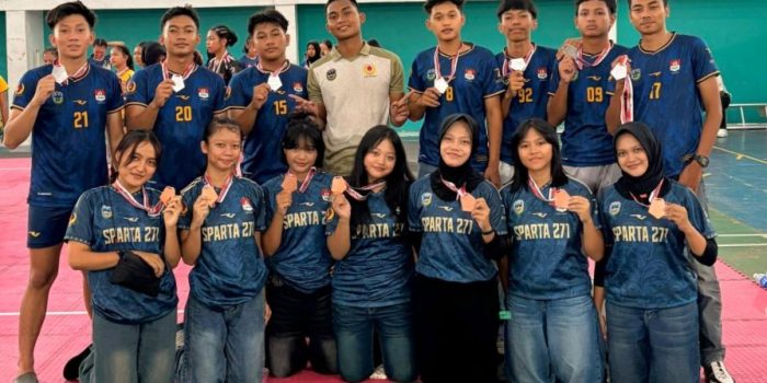 Ekspresi kegembiraan atlet putra dan putri Kabaddi Pacitan saat memegang medali perak dan perunggu di podium Kejurprov Jatim 2026.