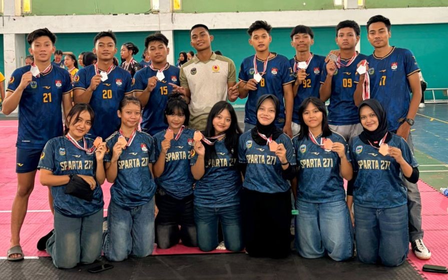 perjuangan-atlet-kabaddi-pacitan-kejurprov-2026.jpg Ekspresi kegembiraan atlet putra dan putri Kabaddi Pacitan saat memegang medali perak dan perunggu di podium Kejurprov Jatim 2026.