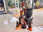 Piala Juara Umum Porseni Kabupaten Pacitan 2026 terbuat dari kayu bermotif Wayang Beber dan batik pace setinggi 90 cm karya Komunitas Ros Timur Indonesia.