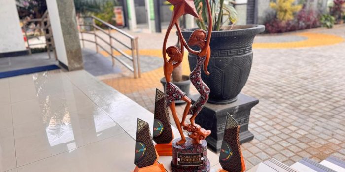 Piala Juara Umum Porseni Kabupaten Pacitan 2026 terbuat dari kayu bermotif Wayang Beber dan batik pace setinggi 90 cm karya Komunitas Ros Timur Indonesia.