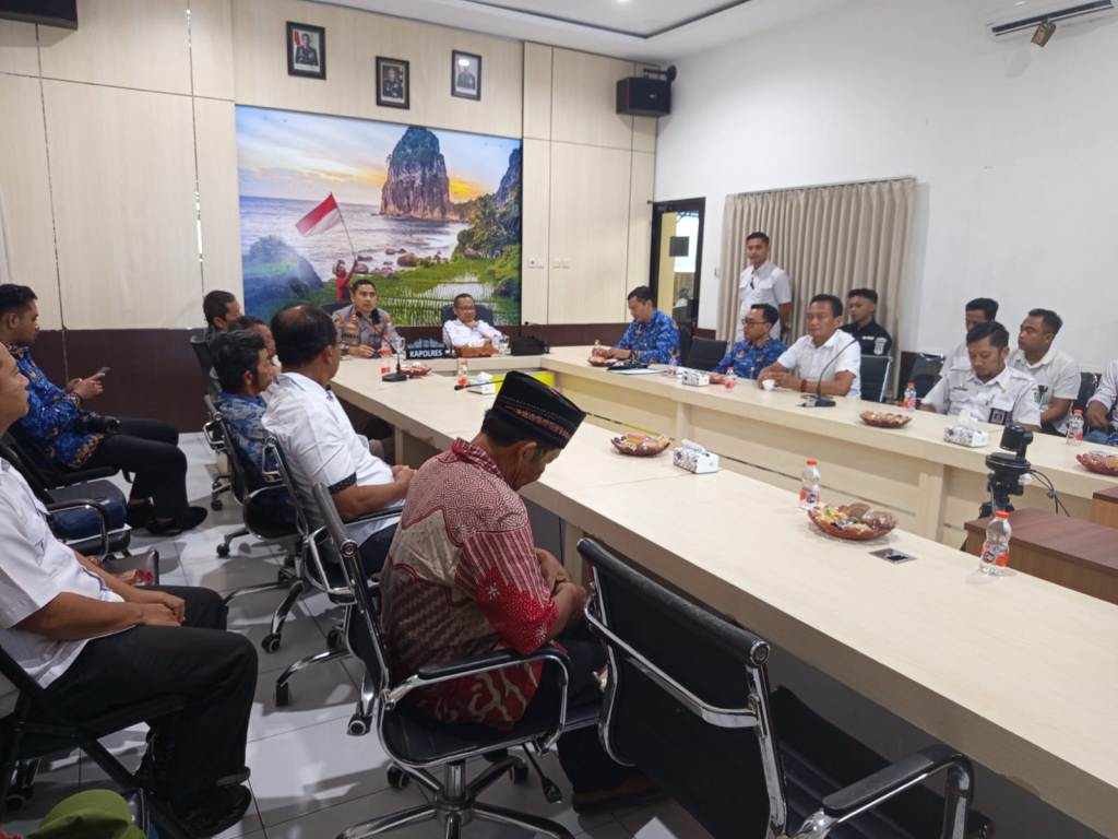 Jalannya proses mediasi sengketa lahan Goa Gong yang dihadiri BPN, Kapolres Pacitan, Pemkab, dan warga di Mapolres Pacitan.