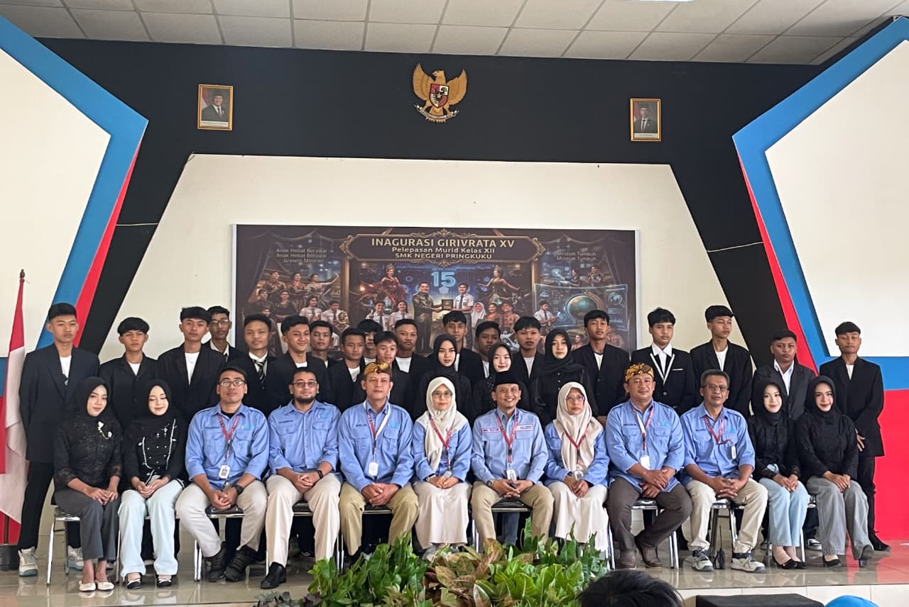 Suasana khidmat prosesi sungkeman siswa kelas XII Angkatan Girivrata kepada guru dalam acara pelepasan di aula SMKN Pringkuku.