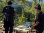 Susilo Bambang Yudhoyono atau SBY sedang melukis pemandangan alam Waduk Pidekso Giriwoyo Wonogiri di pinggir jalan Desa Jatisari Pacitan dalam perjalanan dari Magelang.