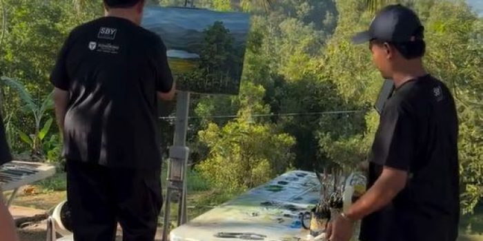 Susilo Bambang Yudhoyono atau SBY sedang melukis pemandangan alam Waduk Pidekso Giriwoyo Wonogiri di pinggir jalan Desa Jatisari Pacitan dalam perjalanan dari Magelang.