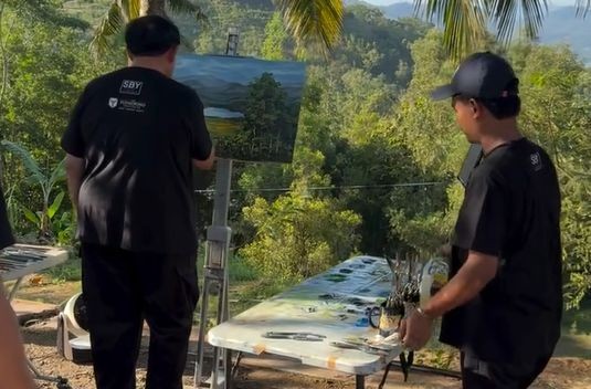 Susilo Bambang Yudhoyono atau SBY sedang melukis pemandangan alam Waduk Pidekso Giriwoyo Wonogiri di pinggir jalan Desa Jatisari Pacitan dalam perjalanan dari Magelang.