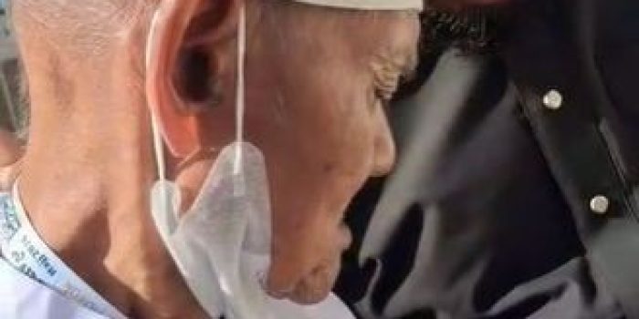 Tangkapan layar video viral di media sosial yang menarasikan dengan keliru bahwa seorang jemaah haji asal Pacitan tersesat di Arab Saudi.