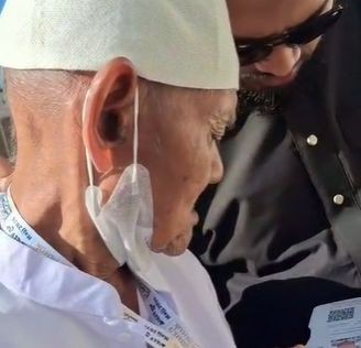 Tangkapan layar video viral di media sosial yang menarasikan dengan keliru bahwa seorang jemaah haji asal Pacitan tersesat di Arab Saudi.