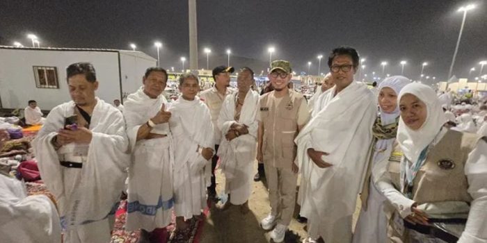 Wakil Menteri Haji Dahnil Anzar Simanjuntak saat berdialog dengan Ketua Kloter dan jemaah haji SUB 25 di sela monitoring Armuzna.