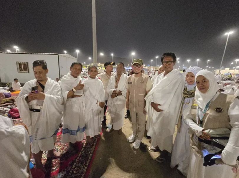 wamen-haji-dahnil-anzar-monitoring-jemaah-sub-25 Wakil Menteri Haji Dahnil Anzar Simanjuntak saat berdialog dengan Ketua Kloter dan jemaah haji SUB 25 di sela monitoring Armuzna.