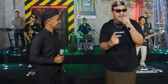 Akip Pahala, kreator konten asal Pacitan, saat sesi wawancara mengenai visinya memperkenalkan komedi lokal ke tingkat nasional.