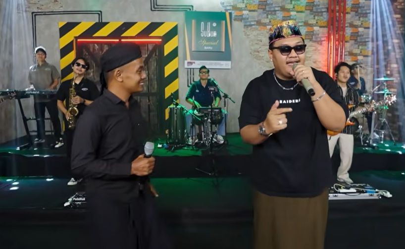 Akip Pahala, kreator konten asal Pacitan, saat sesi wawancara mengenai visinya memperkenalkan komedi lokal ke tingkat nasional.
