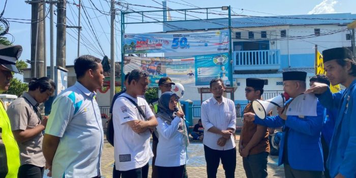 Mahasiswa PMII Pacitan menggelar aksi demonstrasi di depan Kantor PLN ULP Pacitan menuntut kompensasi pemadaman listrik.