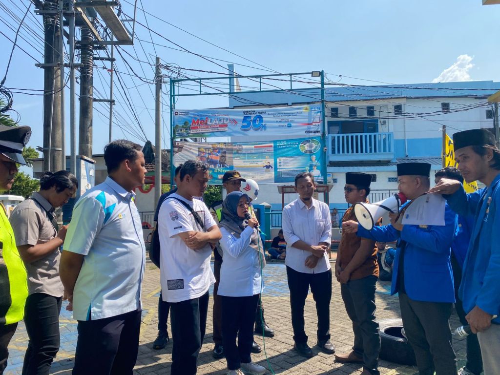 Aksi Demo PMII Pacitan di Kantor PLN ULP Pacitan Mahasiswa PMII Pacitan menggelar aksi demonstrasi di depan Kantor PLN ULP Pacitan menuntut kompensasi pemadaman listrik.