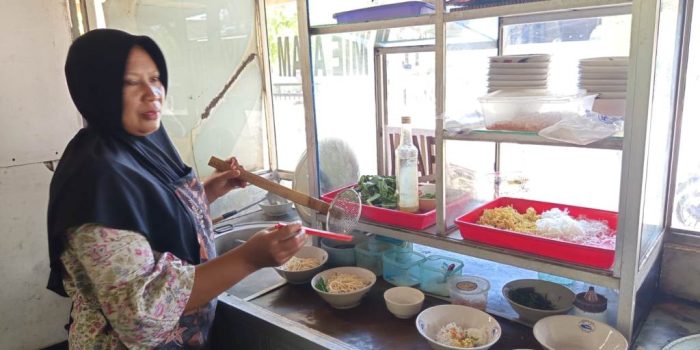 Semangkuk bakso daging sapi murni dari Warung Enggal Raos di Ngadirojo, Pacitan.